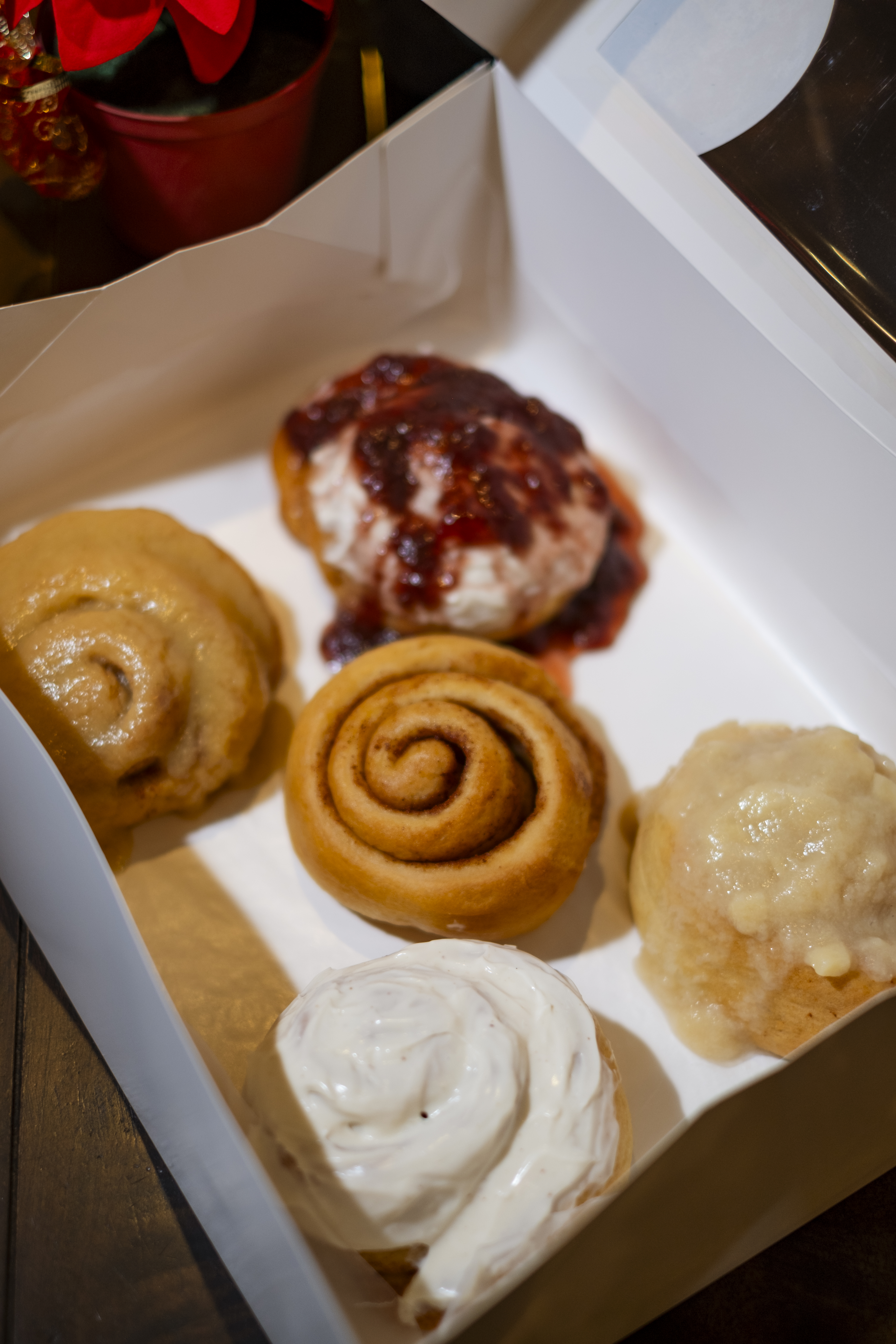 Canasta de cuatro roles variados de Canela Café